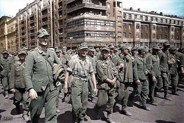 WWII Colorized Photos (32 pics)