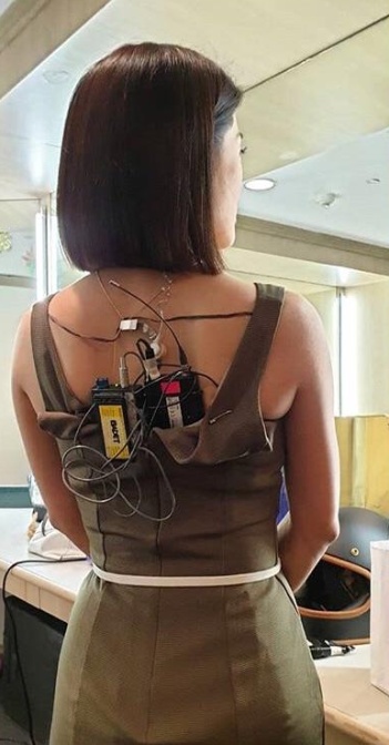 This Is What A News Anchor Looks From Behind (2 pics)