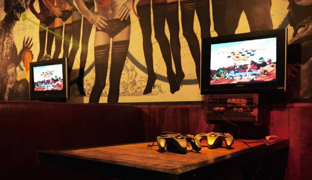 Bar In Manchester, UK With N64s At Every Table (5 pics)