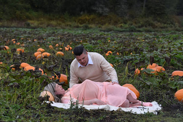 The Most Epic Maternity Photoshoot (23 pics)
