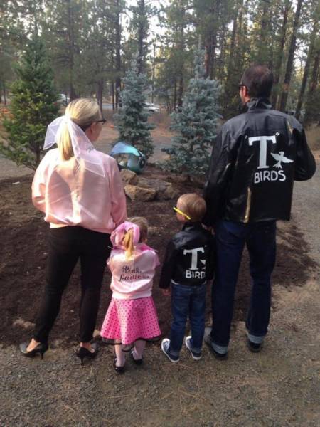 Family Halloween Costumes (35 pics) Family Halloween Costumes (35 pics)