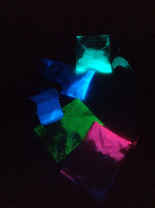 "Airplane" Painting That Glows In The Dark (6 pics)