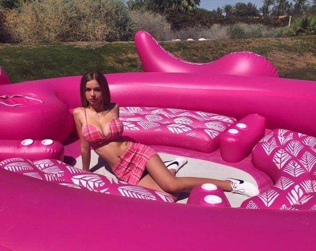 Girls In The Pool (35 pics)