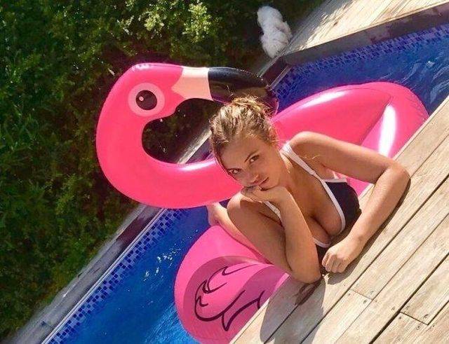Girls In The Pool (35 pics)