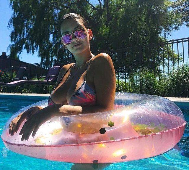 Girls In The Pool (35 pics)
