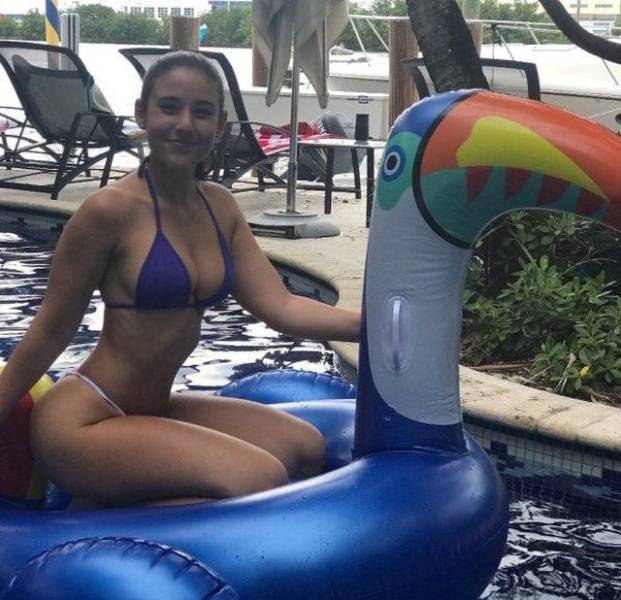 Girls In The Pool (35 pics)