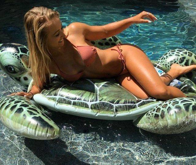 Girls In The Pool (35 pics)
