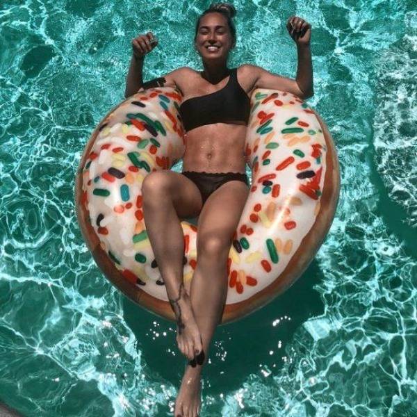 Girls In The Pool (35 pics)