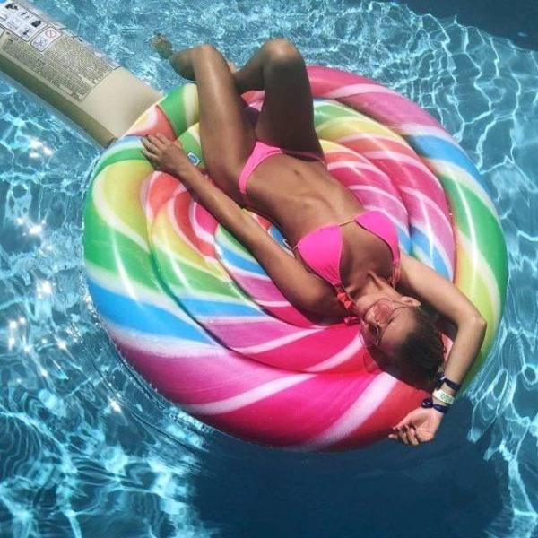 Girls In The Pool (35 pics)
