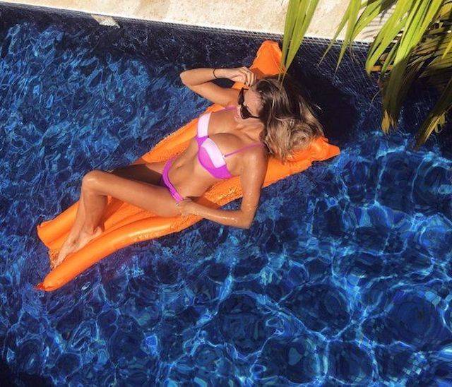 Girls In The Pool (35 pics)