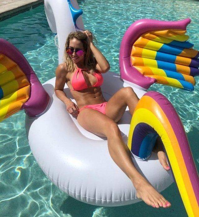 Girls In The Pool (35 pics)