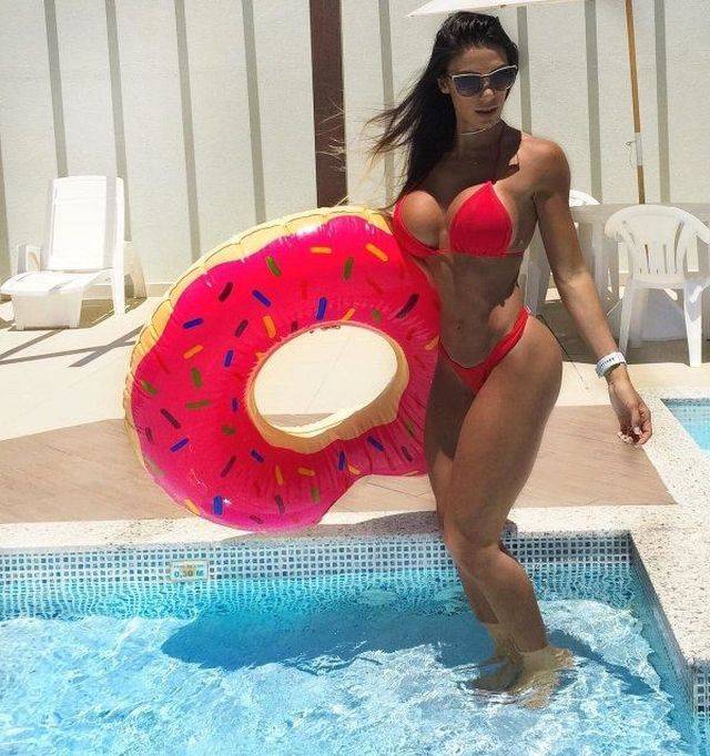 Girls In The Pool (35 pics)