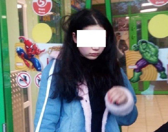 Girl Got Stuck When Robbed A Store In Russia (2 pics)