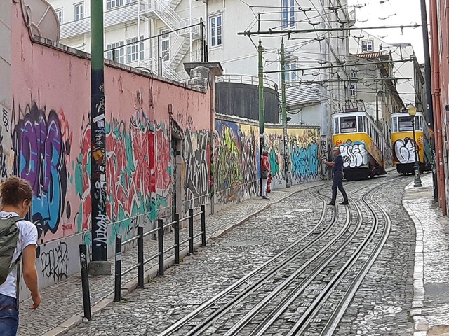 Lisbon’s Government Allowed Street Artists To Paint On Walls (20 pics)