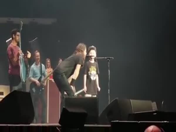 10 Year Old Kid Plays Metallica Songs At Foo Fighters Concert