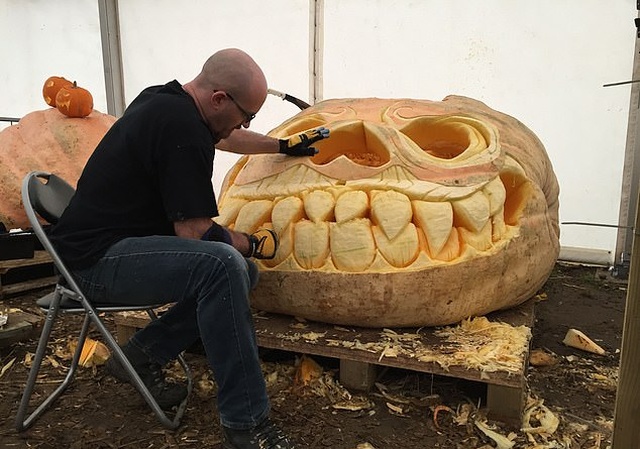 Giant Skull Made Out Of Britain’s Biggest Pumpkin (4 pics)