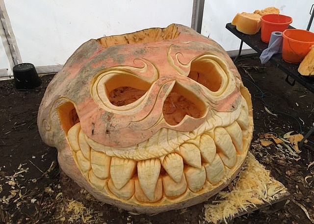 Giant Skull Made Out Of Britain’s Biggest Pumpkin (4 pics)