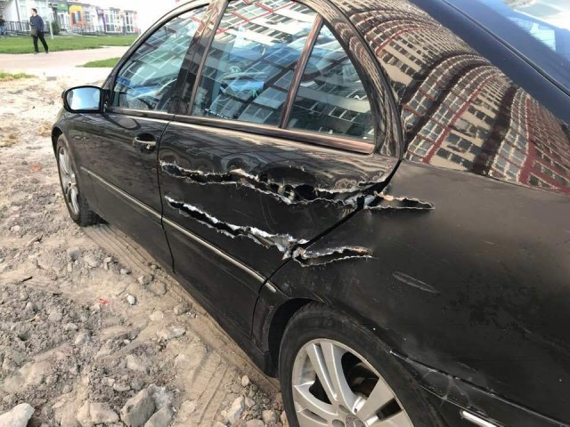 WTF Happened To This Car? (4 pics)
