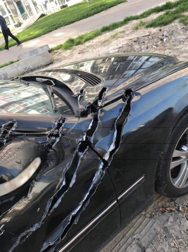 WTF Happened To This Car? (4 pics)
