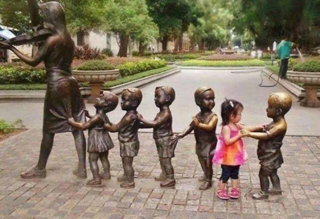 Fun With Statues (18 pics)