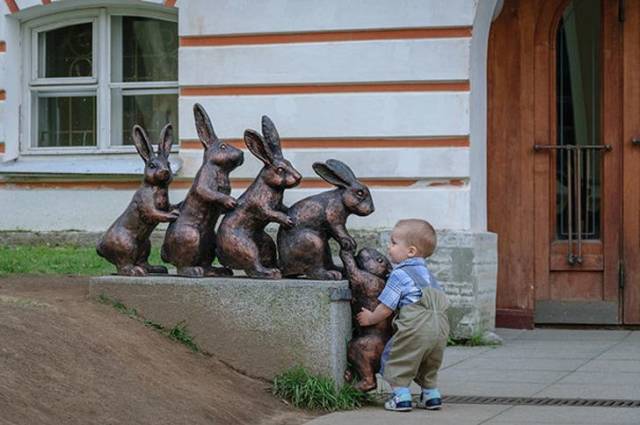 Fun With Statues (18 pics)