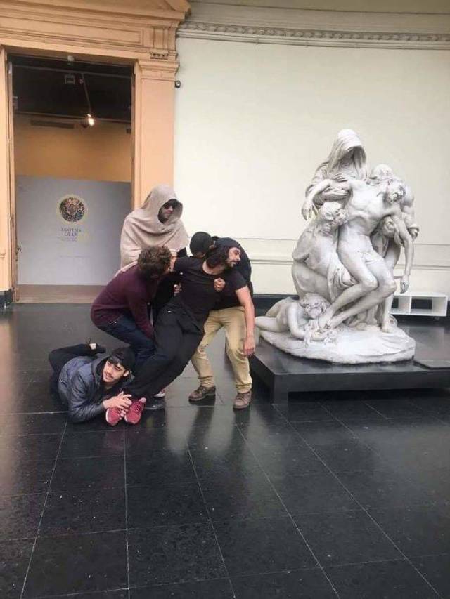 Fun With Statues (18 pics)