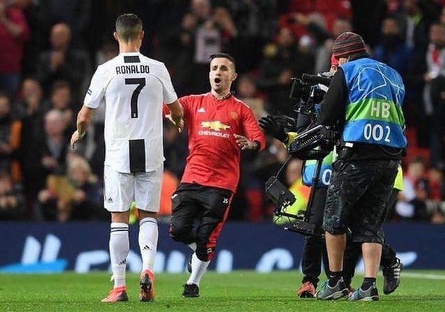 Pitch Invader’s Selfie With Ronaldo (3 pics)