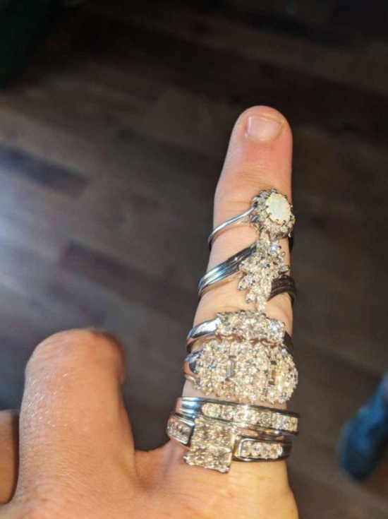 People Find Diamond Rings Hidden Inside A $2 Second-Hand Board Game (3 pics)