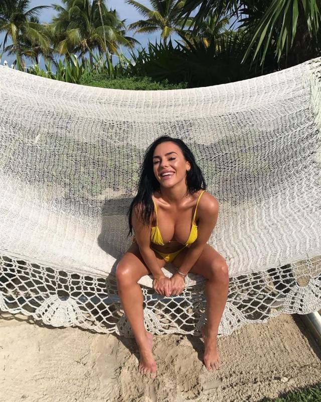 Hot Busty Girls (50 pics)