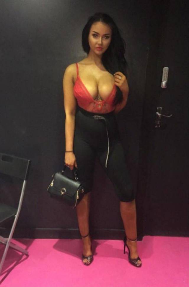 Hot Busty Girls (50 pics)