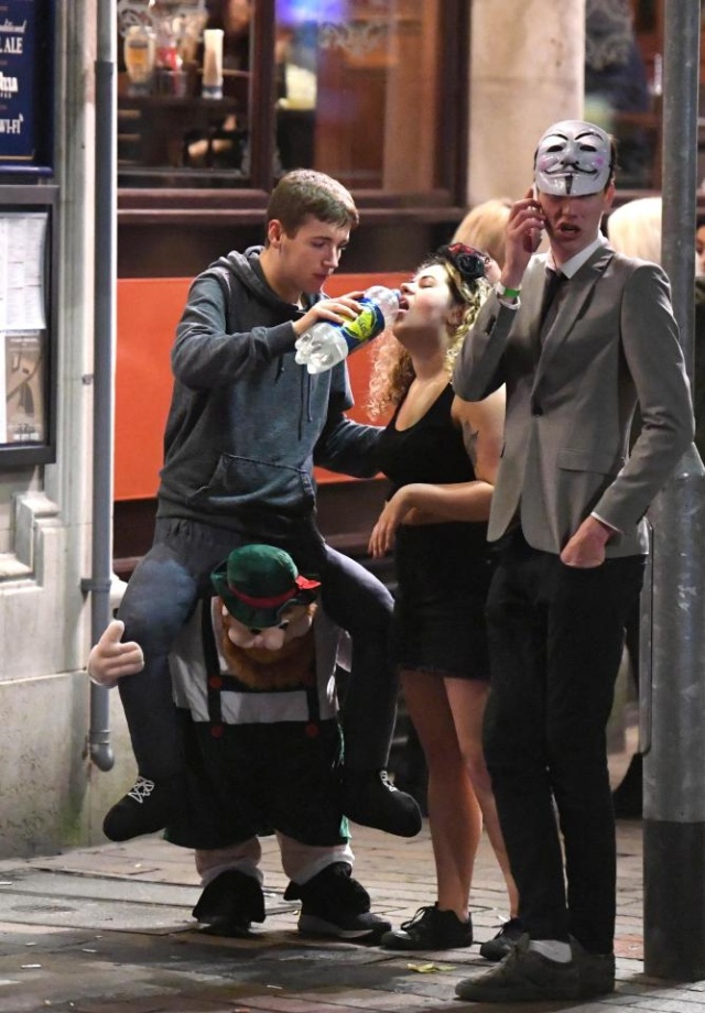 Halloween In Birmingham and Portsmouth (22 pics)