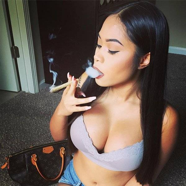 Girls And Weed Are Smoking Hot (32 pics)
