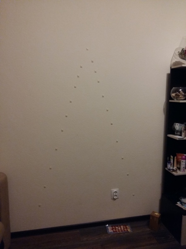 Christmas Tree On The Wall (9 pics)