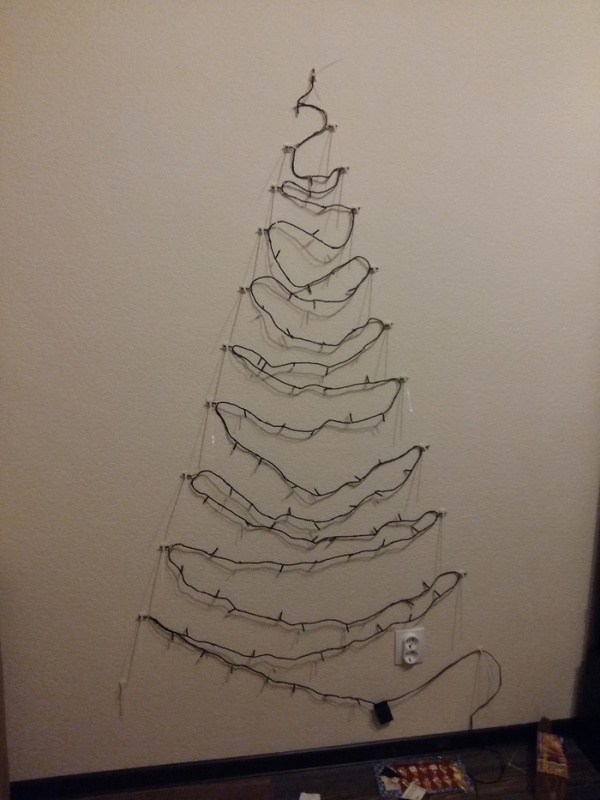 Christmas Tree On The Wall (9 pics)
