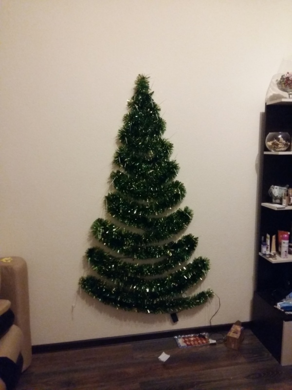 Christmas Tree On The Wall (9 pics)