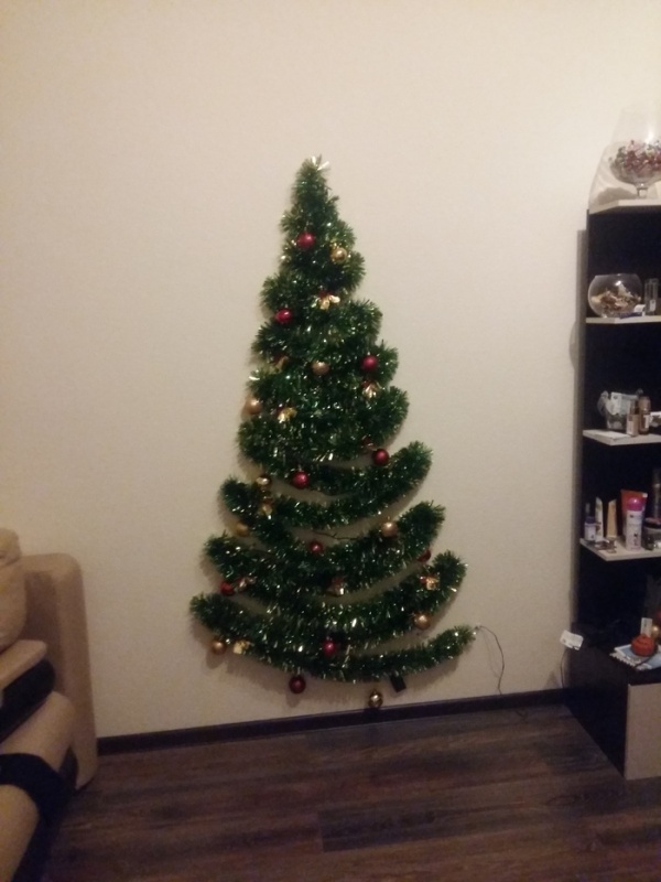 Christmas Tree On The Wall (9 pics)
