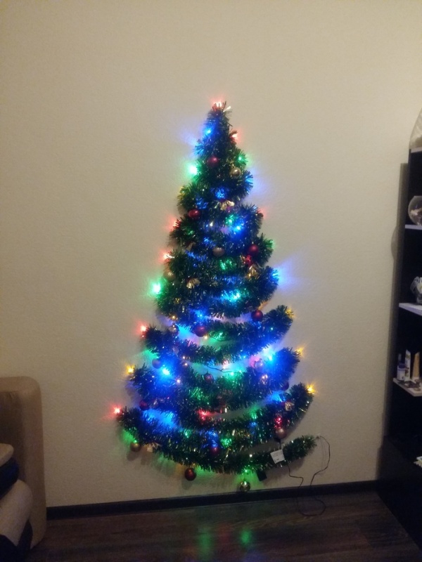 Christmas Tree On The Wall (9 pics)