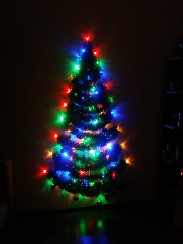 Christmas Tree On The Wall (9 pics)