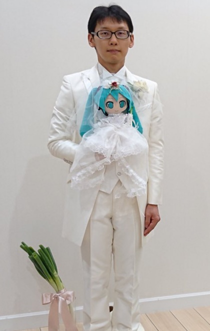 Japanese Akihiko Kondo 35 Years Later TNN Decided To Marry Anime Virtual Singer Mika Hatsune (5 pics)