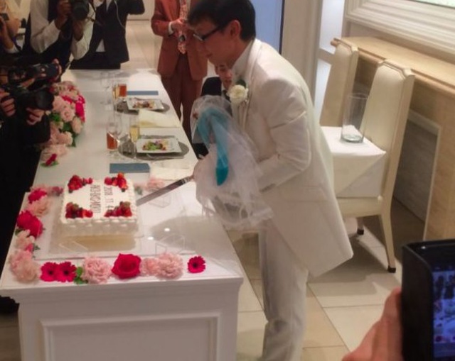 Japanese Akihiko Kondo 35 Years Later TNN Decided To Marry Anime Virtual Singer Mika Hatsune (5 pics)