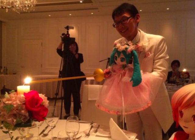 Japanese Akihiko Kondo 35 Years Later TNN Decided To Marry Anime Virtual Singer Mika Hatsune (5 pics)