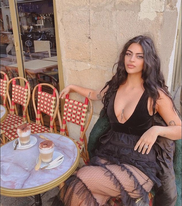 Australian Blogger Was Refused Entry To The Louvre Because Of Her Sexy Dress (3 pics)