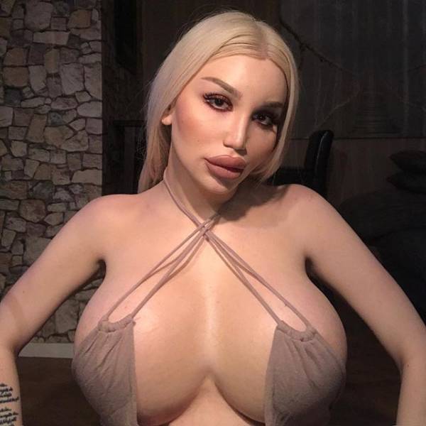 Meet Ivana Vladislava, A Trans Queen Who Transformed Into A Doll For $140 Thousand (19 pics)