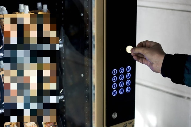 Whiskey Vending Machine In London (4 pics)