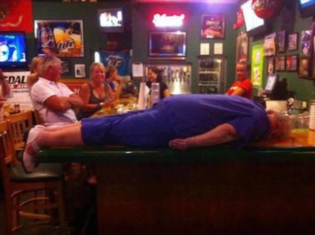 Drunk People Doing Stupid Things (43 pics)