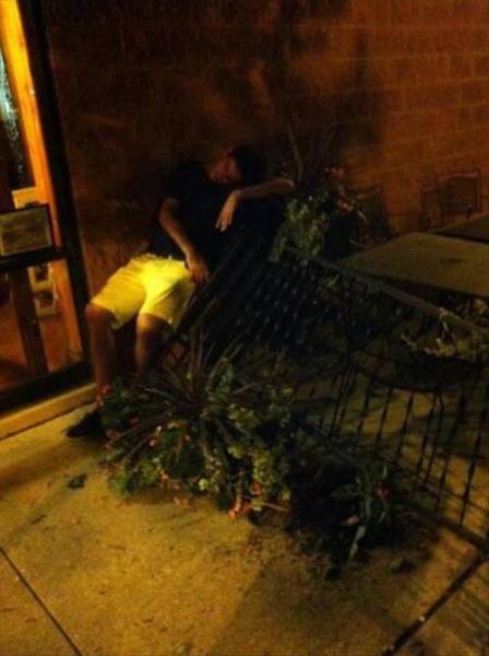 Drunk People Doing Stupid Things (43 pics)