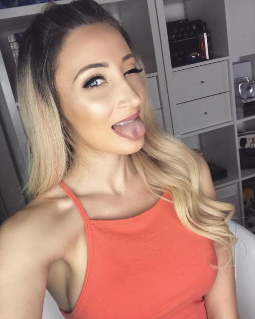 Girls Stick Out Their Tongues (30 pics)