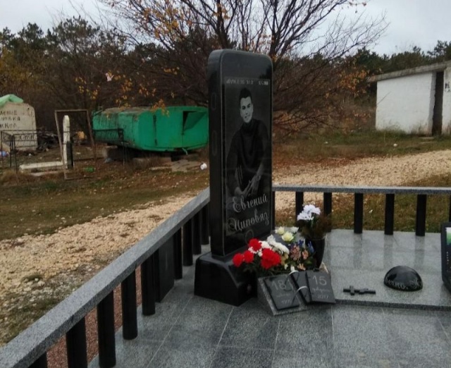 iPhone Tombstone In Russia (2 pics)