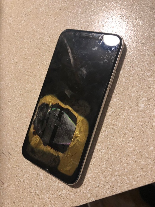 iPhone X Explodes During iOS 12.1 Update (4 pics)