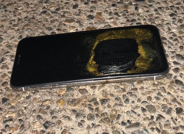iPhone X Explodes During iOS 12.1 Update (4 pics)